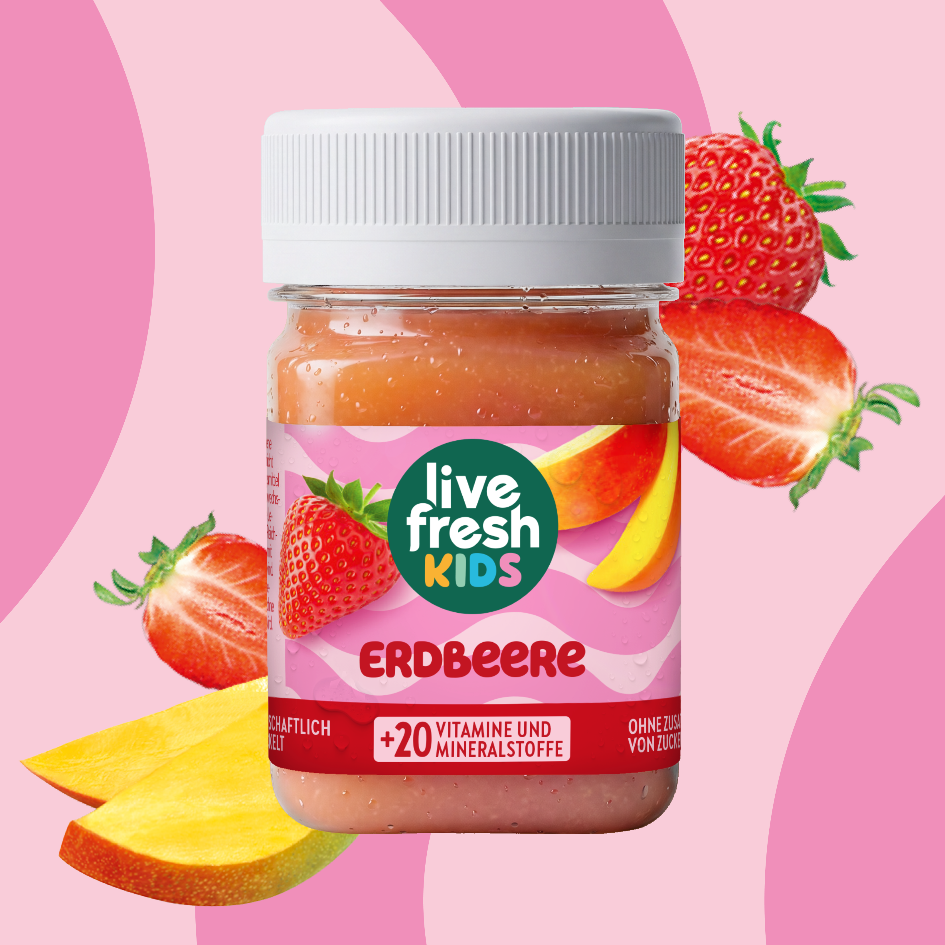 LiveFresh Kids Erdbeere im Glas vor rosa Hintergrund mit Erdbeeren und Mangostücken. Auf dem Etikett steht "live fresh KIDS". "ERDBEERE" und "+20 VITAMINE UND MINERALSTOFFE".